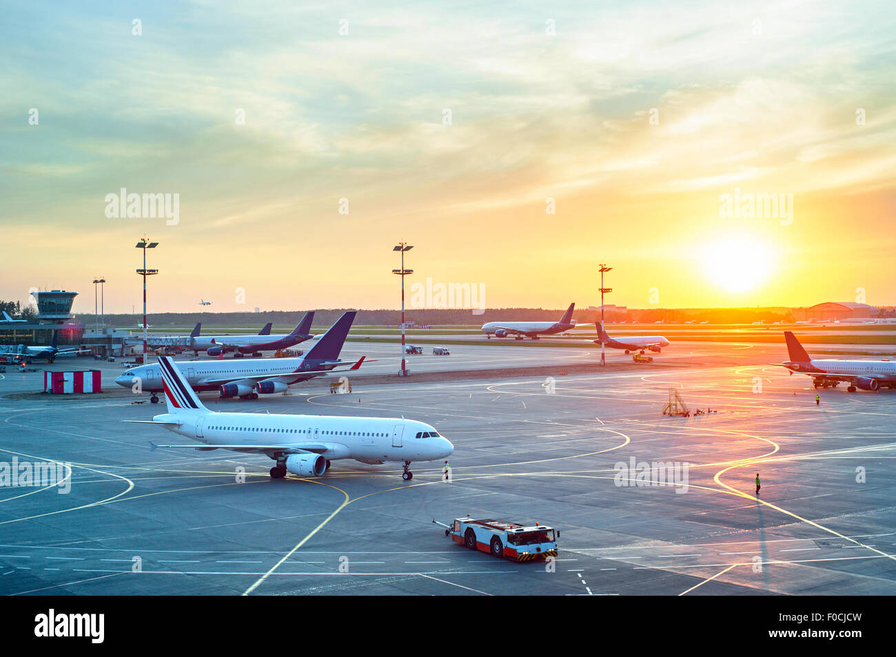Aeropuerto con muchos aviones en el hermoso atardecer Foto de stock