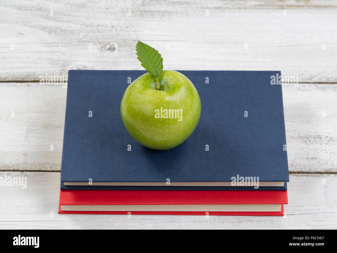 Accesorios Escolares Y De Oficina En Fondo De Madera Foto de stock y más  banco de imágenes de Material escolar - iStock