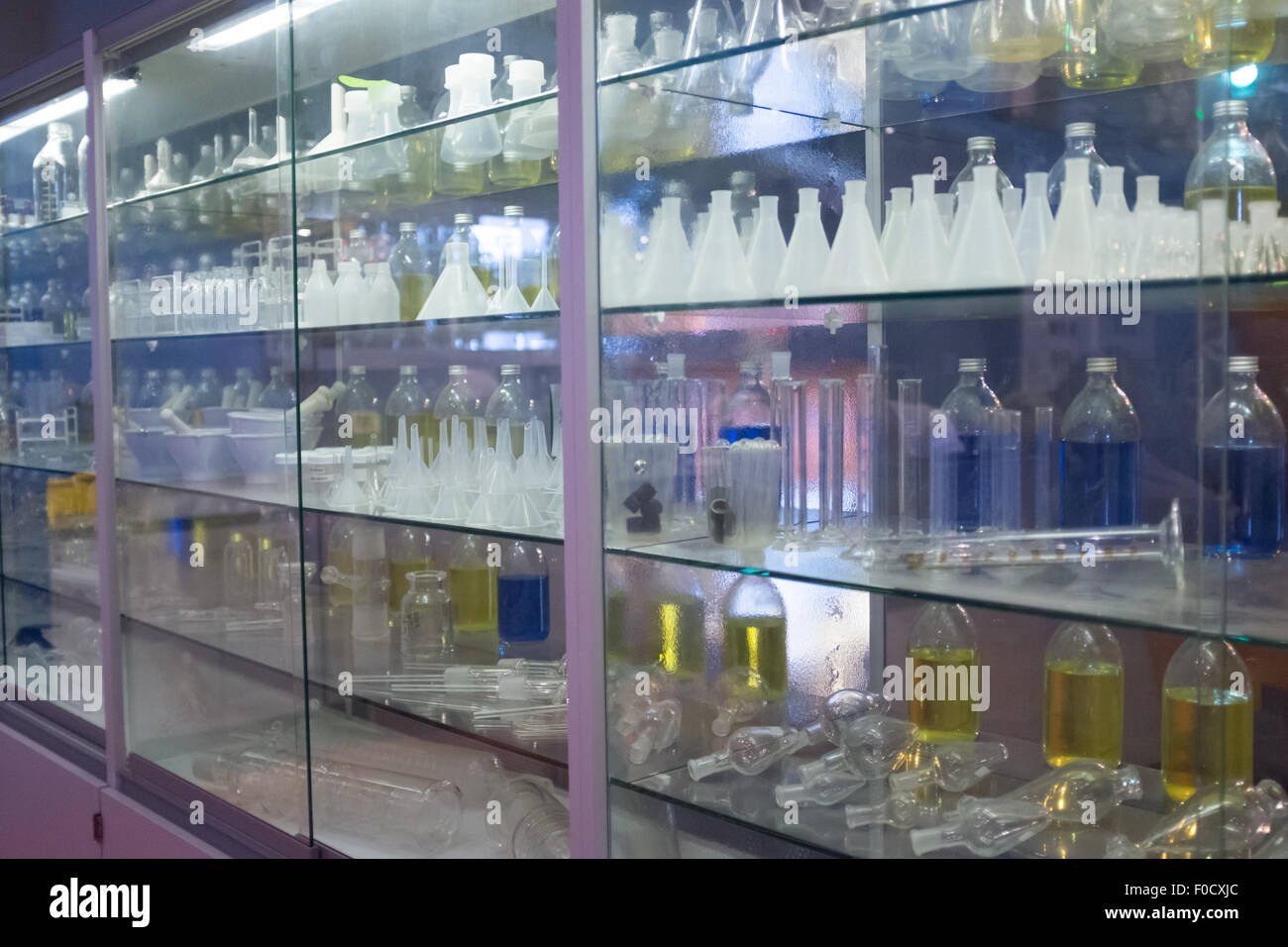 Botellas de productos químicos en una vitrina en el laboratorio Fotografía  de stock - Alamy
