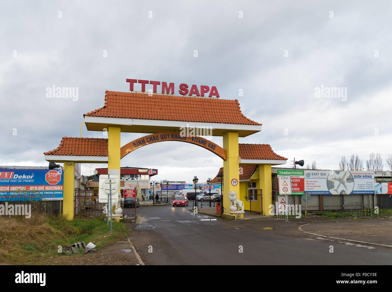 Puerta de entrada al mercado de Sapa en Praga. Los vietnamitas son el tercer grupo más grande de inmigrantes Foto de stock