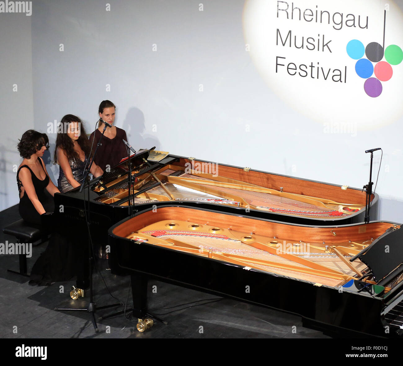 Frankfurt, Alemania. 12 Aug, 2015. Pianistas concierto georgiana Khatia (L)  y Gvantsa Buniatishvili (C) tocar el piano durante Rheingao Musik Festival  en el Schloss Johannisberg en Geisenheim, Alemania, el 12 de agosto