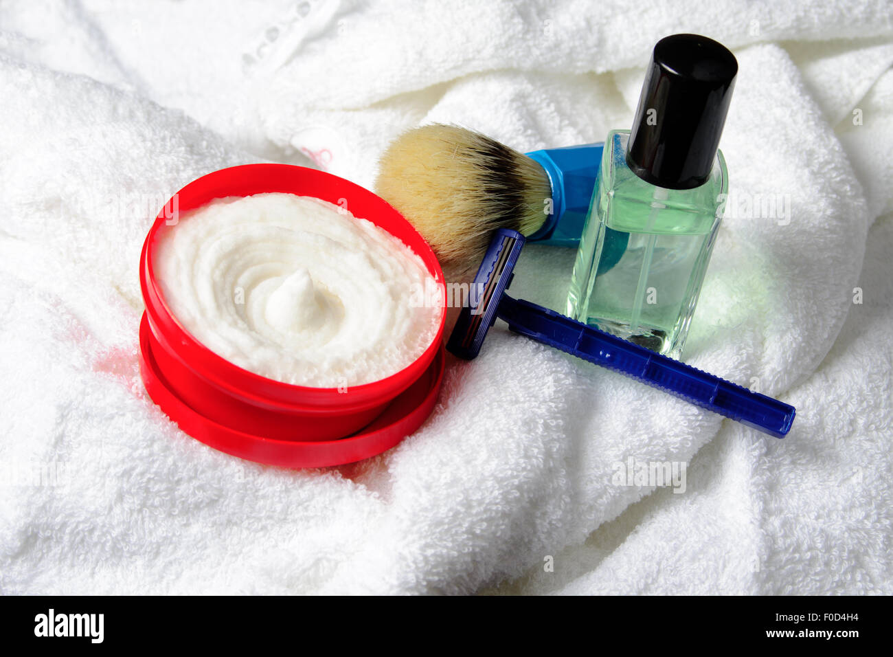 Kit de jabón de afeitar, hoja de afeitar, toallas de ducha, lociones para  después de afeitarse Fotografía de stock - Alamy