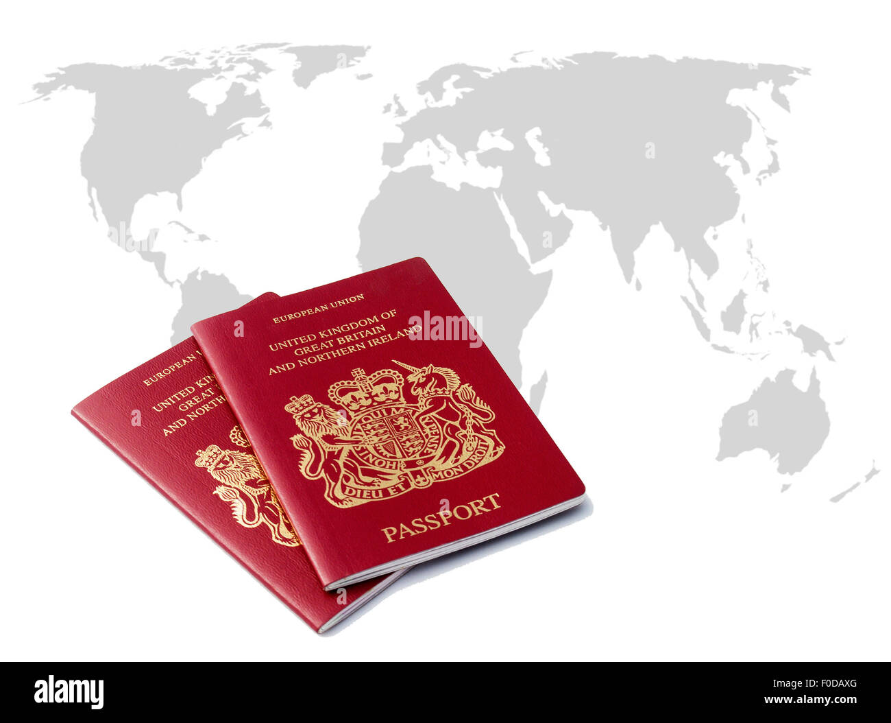 Dos pasaportes británicos a través de contorno mapa del mundo Foto de stock