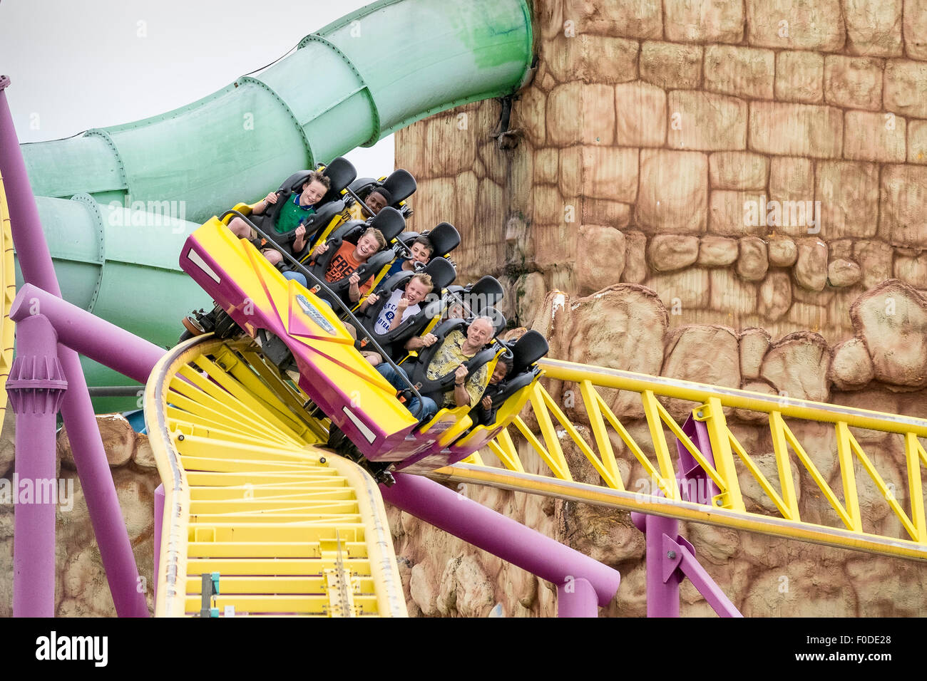 La gente que viaja en Rage, un recinto ferial roller coaster en Adventure Island en Southend, Essex. Foto de stock