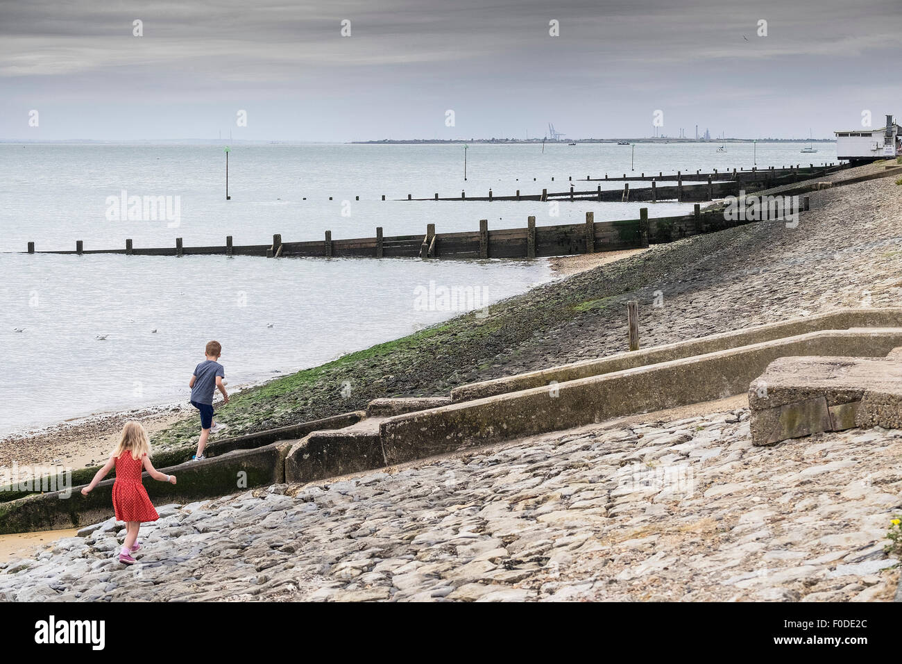 Dos niños jugando en el paseo marítimo de Southend, en Essex. Foto de stock