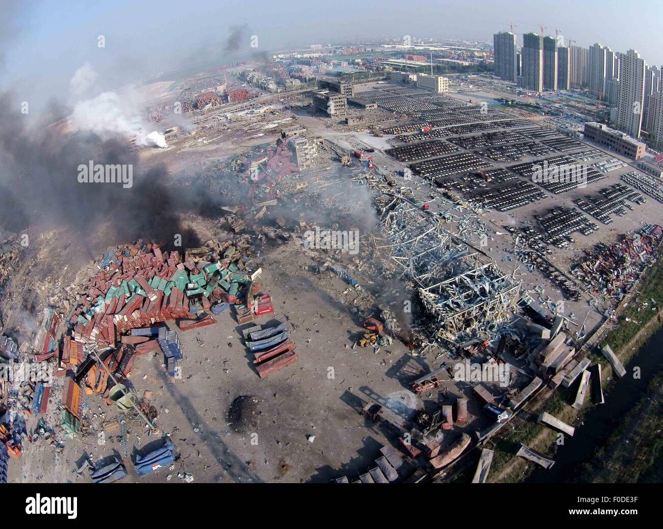 Tianjin, China. 13 Aug, 2015. Una vista aérea muestra la explosión en  Tianjin, norte de China, el 13 de agosto, 2015. Los incendios después de  enorme almacén de blastos en el norteño