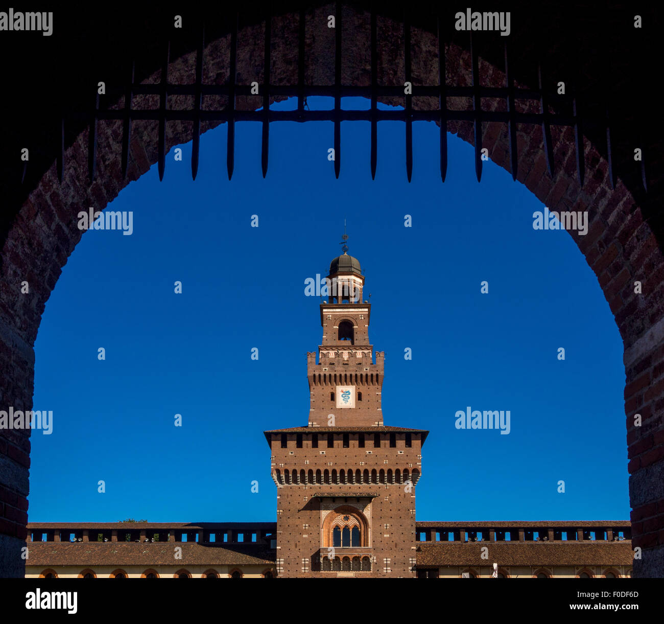 Arco de entrada al Castello Sforzesco. Milán, Italia. Foto de stock