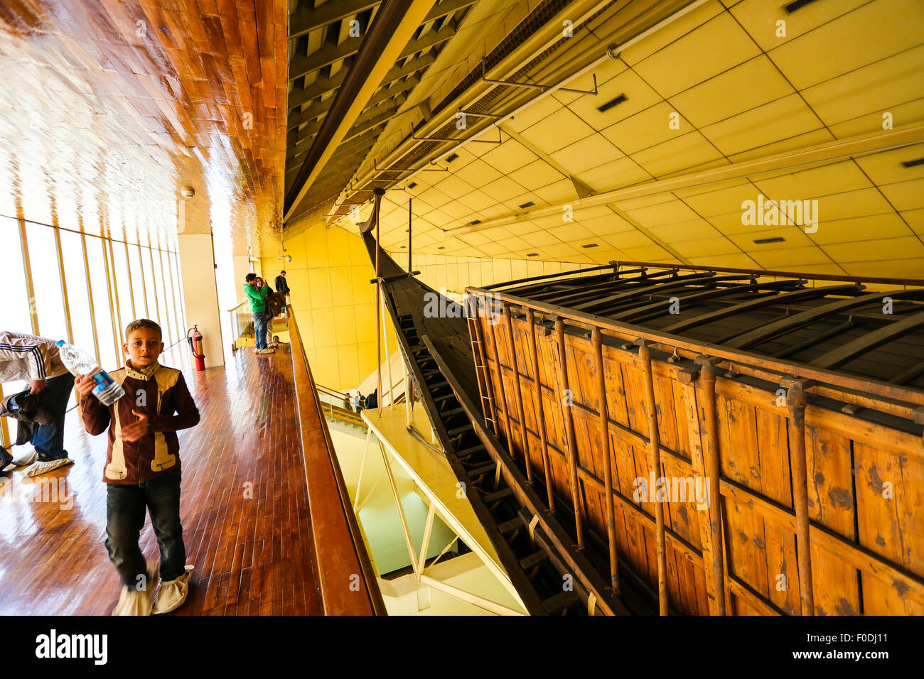 Cheops Barco Solar dentro del museo con aire acondicionado cerca de la Gran Pirámide de Giza El Cairo Egipto Foto de stock