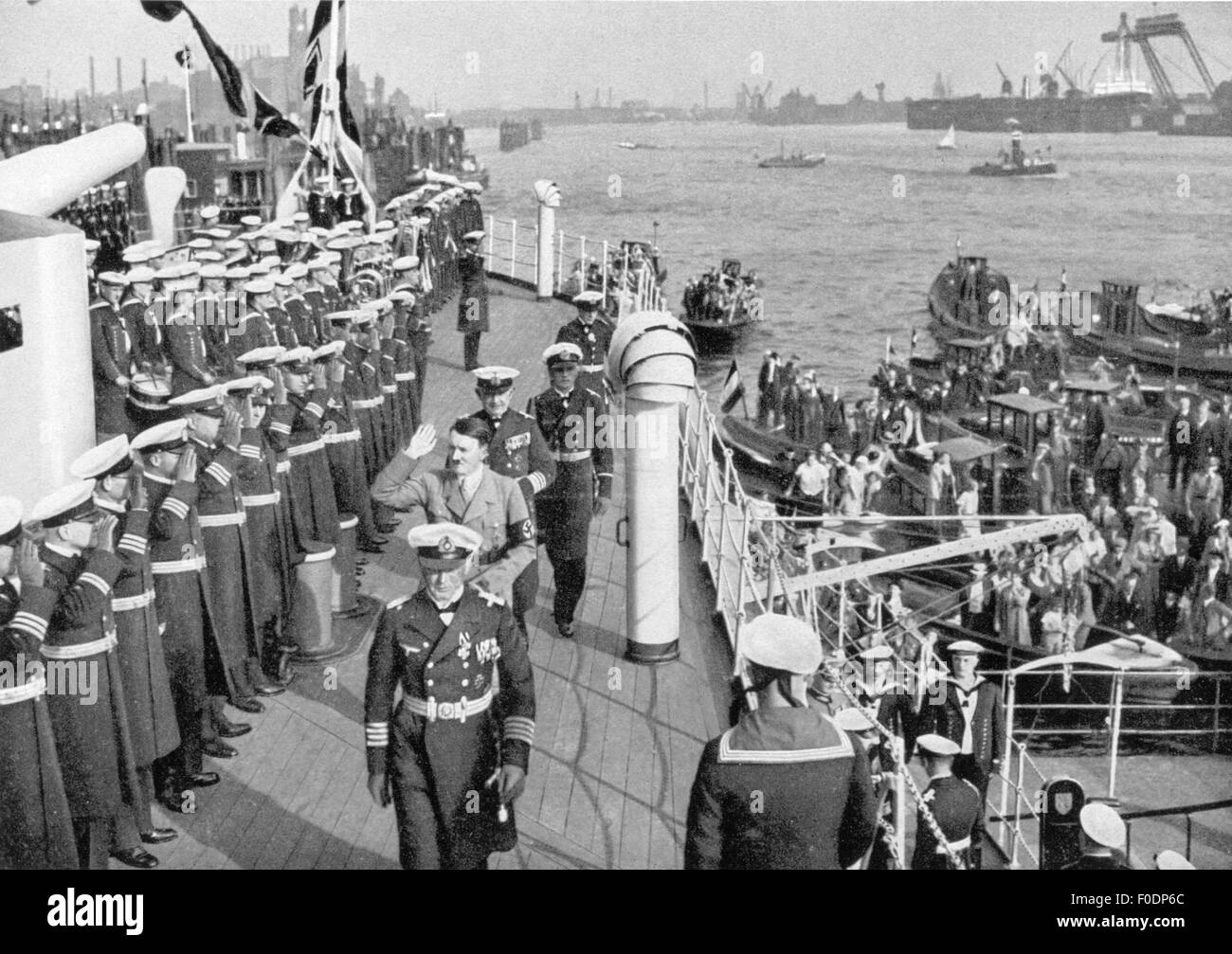 Hitler, Adolf, 20.4.1889 - 30.4.1945, político alemán (NSDAP), Canciller del Reich 30.1.1933 - 30.4.1945, visitando el barco de la línea "Schleswig-Holstein", puerto de Hamburgo, 1935, Foto de stock