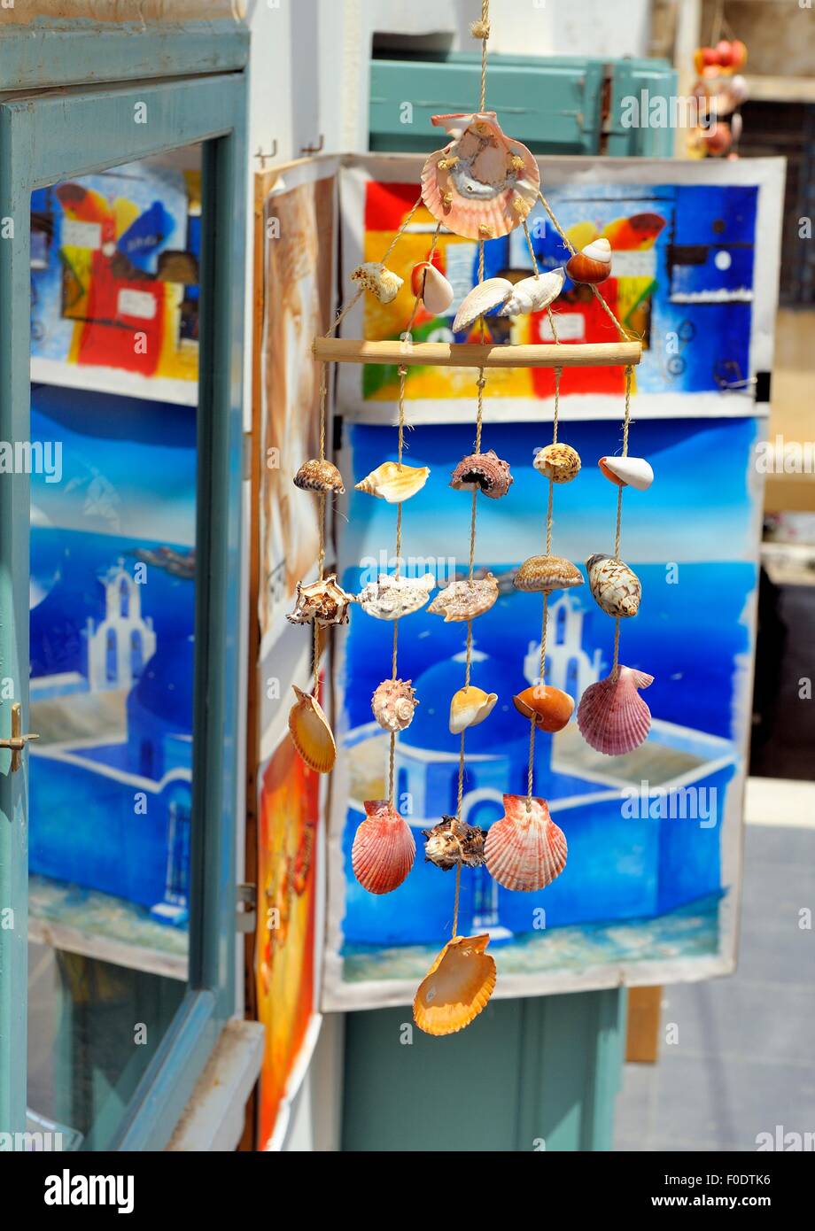 Shopping souvenirs in santorini greece fotografías e imágenes de alta  resolución - Alamy