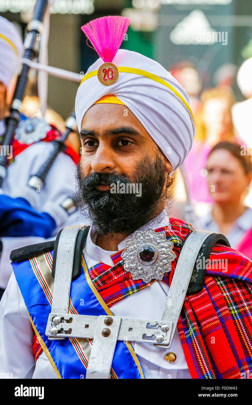 Glasgow, Reino Unido, 13 Aug, 2015. En Glasgow, el Festival anual de la música de las Gaitas, "Tuberías Live', que termina con el Campeonato Mundial de la competencia el sábado 15 de agosto, la banda nacional de Malasia - 'el Sri Dasmesh Pipe Band" con sede en Kuala Lumpar, animaron a las multitudes en la calle Buchanan Street y George Square, tocando la gaita escocesa de un popurrí de música en un día soleado en Escocia. Crédito: Findlay/Alamy Live News Foto de stock