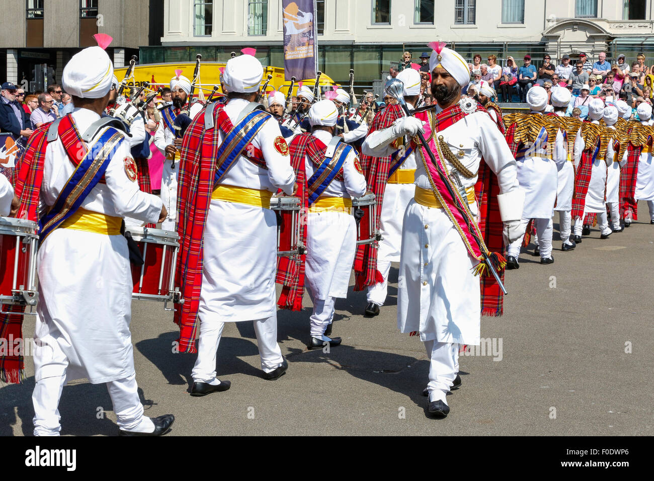 Glasgow, Reino Unido, 13 Aug, 2015. En Glasgow, el Festival anual de la música de las Gaitas, "Tuberías Live', que termina con el Campeonato Mundial de la competencia el sábado 15 de agosto, la banda nacional de Malasia - 'el Sri Dasmesh Pipe Band" con sede en Kuala Lumpar, animaron a las multitudes en la calle Buchanan Street y George Square, tocando la gaita escocesa de un popurrí de música en un día soleado en Escocia. Crédito: Findlay/Alamy Live News Foto de stock