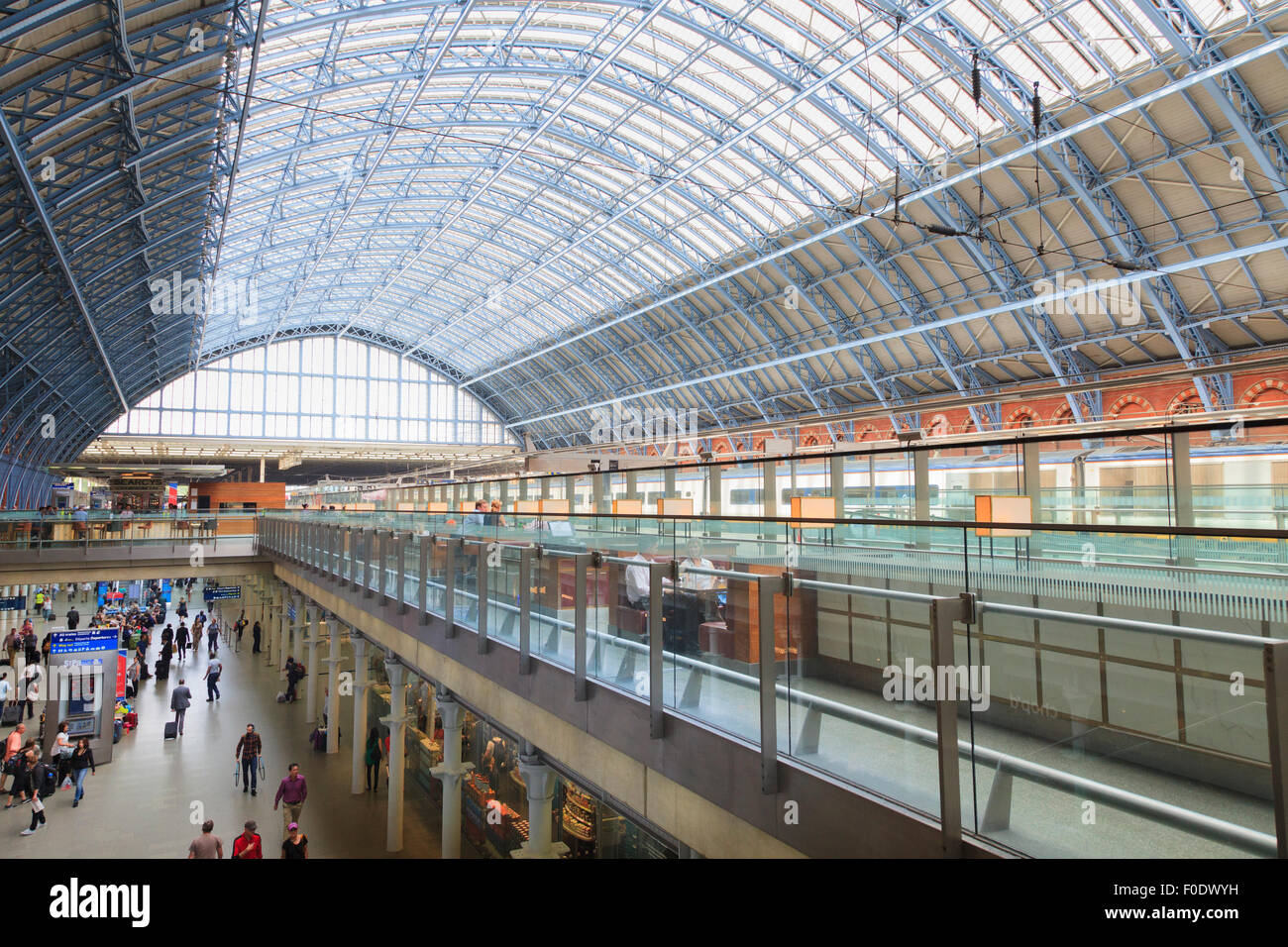 Dentro del listado como grado 1, St Pancras Railway Station con el techo acristalado Foto de stock