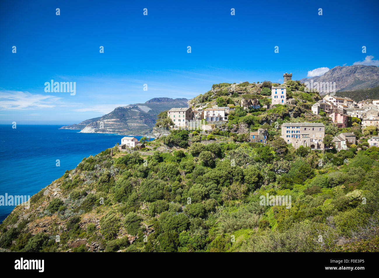 Los paisajes naturales y la aldea cerca de Cabo Corse en Córcega Foto de stock
