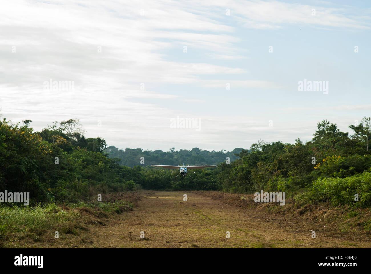 Aldeia Baú, Estado de Pará, Brasil. Pista de aterrizaje de Amazon. Foto de stock