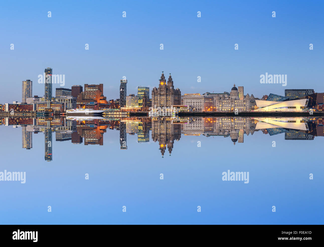 Un perfecto reflejo del horizonte de la ciudad de Liverpool. Todos los monumentos famosos de Liverpool en el horizonte. Foto de stock