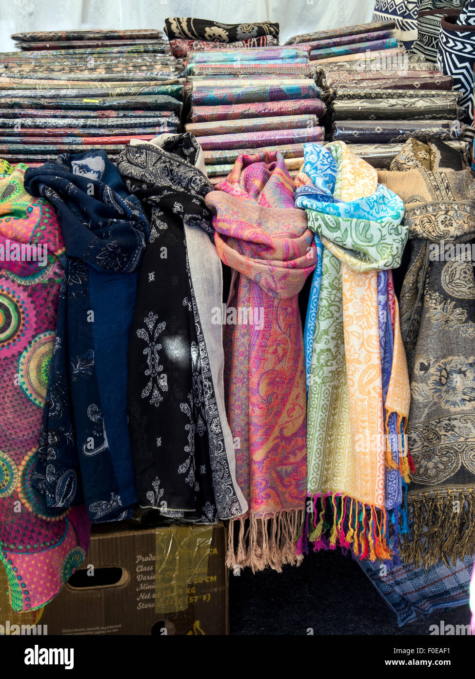 LISBOA, PORTUGAL - 07 DE MARZO de 2015: Bufandas coloridas a la venta en el  mercado de Lisboa Fotografía de stock - Alamy