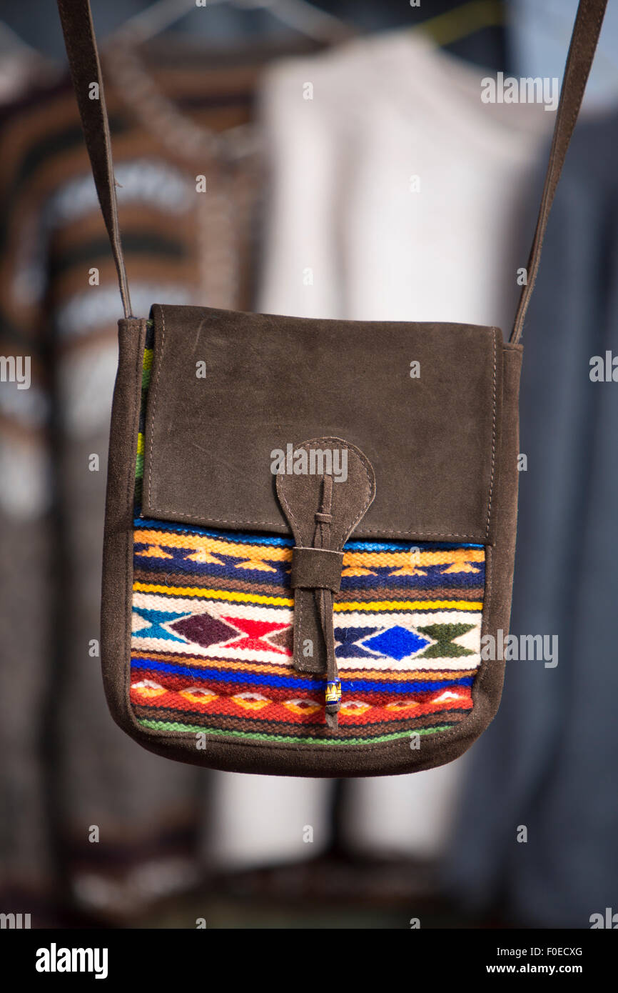 Bolsa de cuero y lana artesanal para la venta en el mercado de artesanías  al aire libre en la ciudad de Otavalo Fotografía de stock - Alamy