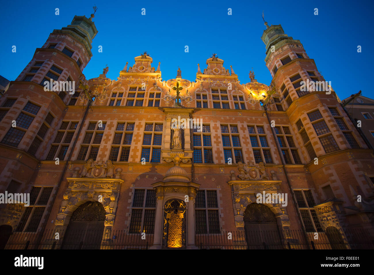 Fotos de noche de la ciudad histórica de Gdansk, en Polonia, con la arquitectura antigua, el arte y el patrimonio cultural. Foto de stock