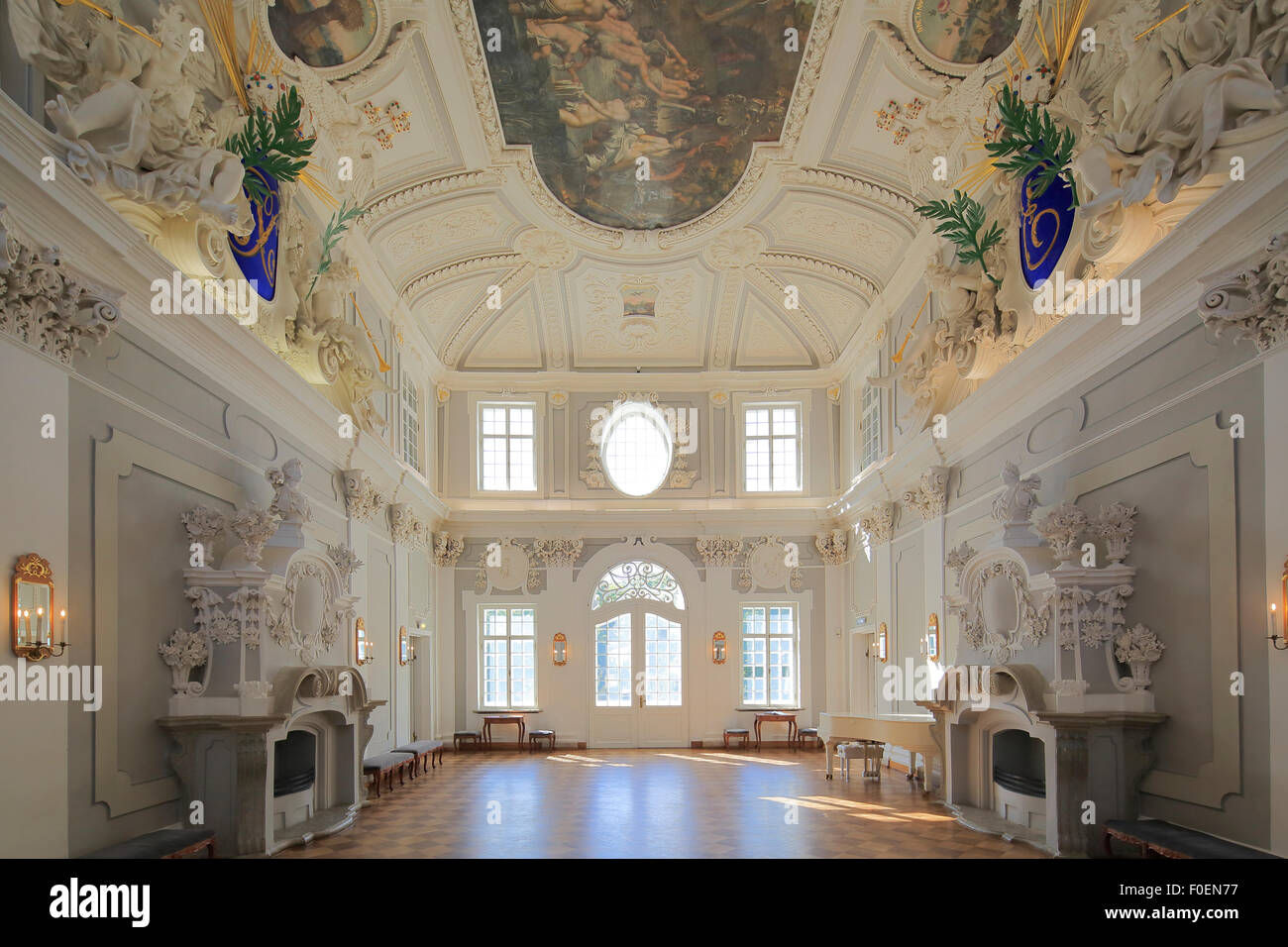 Salón Blanco, castillo barroco Kadrioru Katharinental o pérdida, Tallinn, Estonia Foto de stock