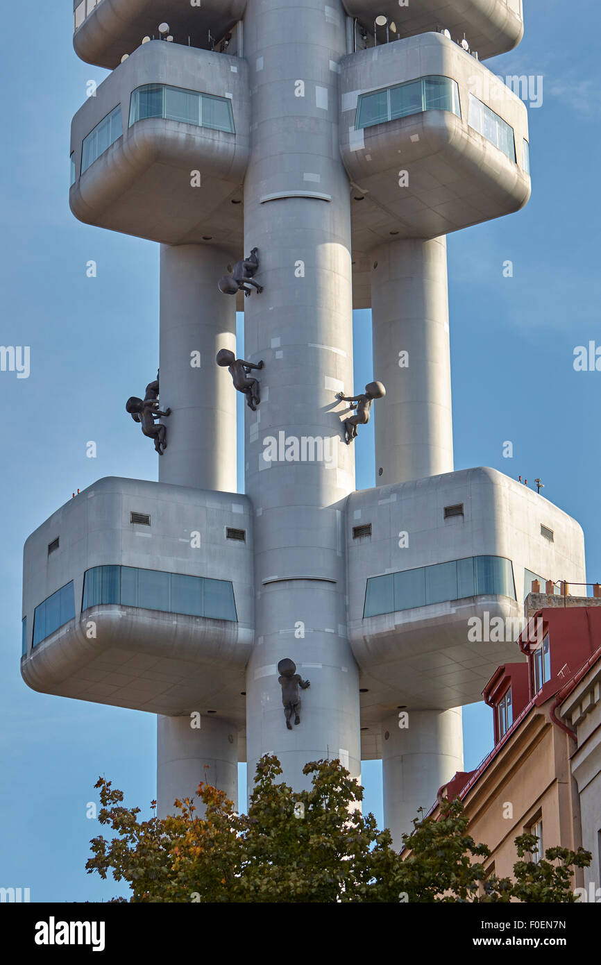 Torre de TV con esculturas de los bebés que gatean por el artista David Černý, Praga, República Checa Foto de stock