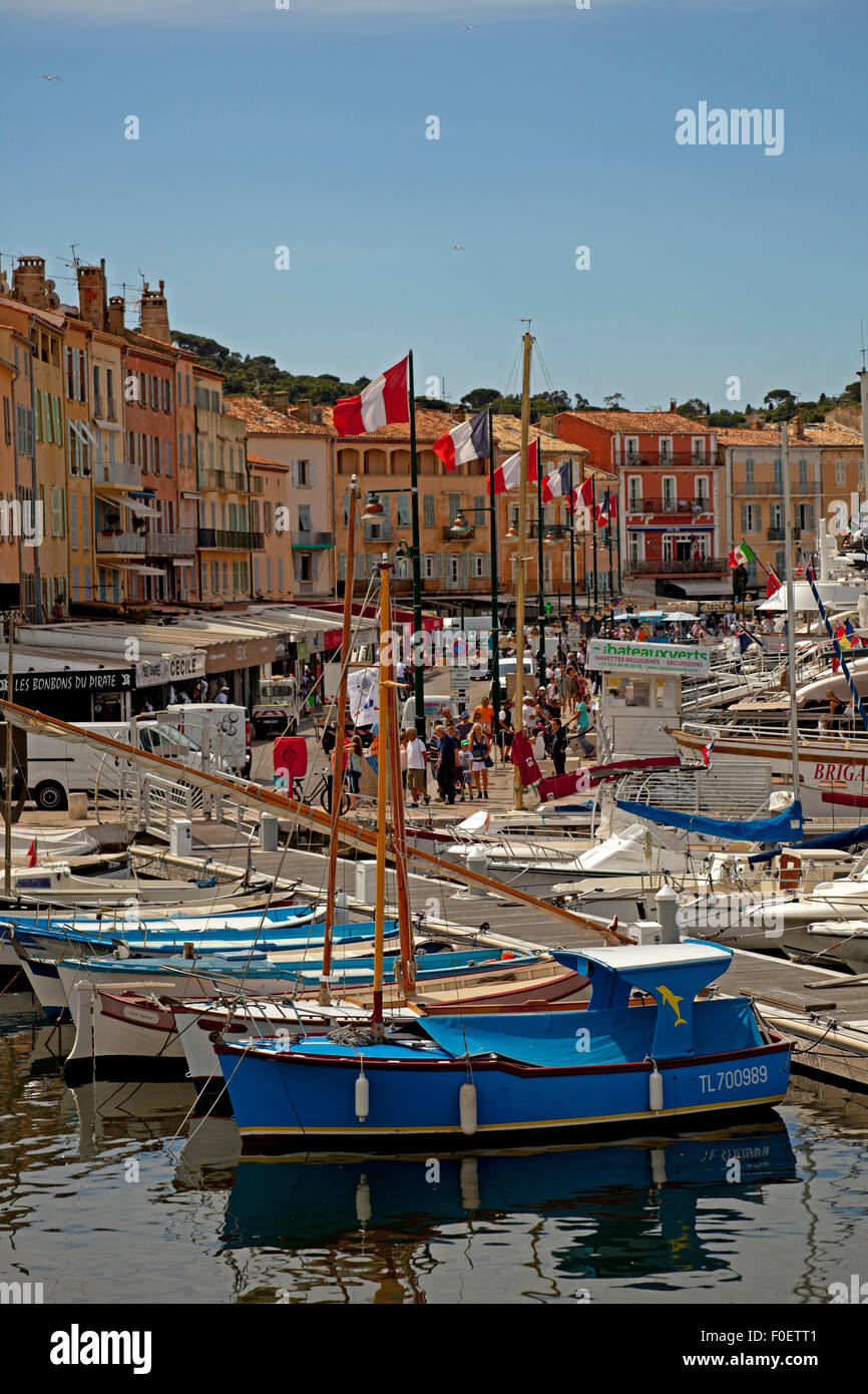 Saint-Tropez puerto con barcos de pesca puerto Côte d'Azur, Francia Foto de stock