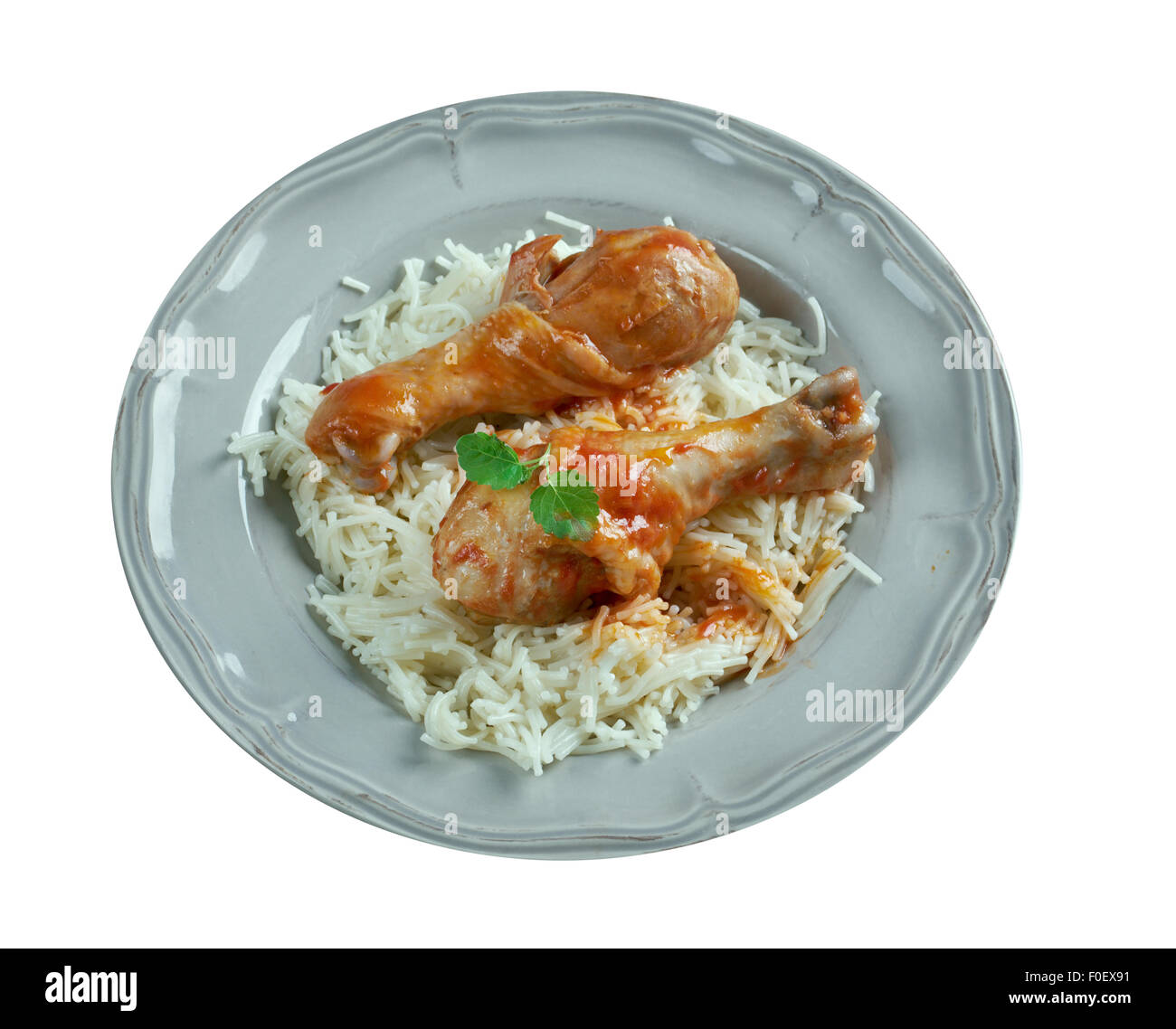 Youvetsi. Estofado de pollo con salsa de pasta de tomate plato de carne griego horneados. Foto de stock