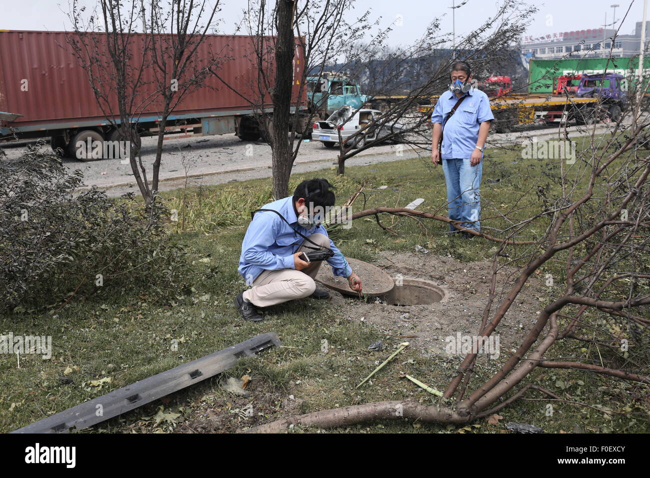 Tianjin, China. 14 Aug, 2015. Personal de trabajo del Instituto de ingeniería de seguridad de Sinopec monitor aire acondicionado cerca del sitio de la explosión en la nueva área Binhai en Tianjin, norte de China, el 14 de agosto, 2015. Las enormes explosiones, que ocurrió el miércoles pasado por la noche, murieron al menos 56 personas, entre ellas 21 bomberos hasta las 3:00 p.m. del viernes. Un total de 721 fueron hospitalizados, con 58 en estado crítico. Crédito: Jin Liwang/Xinhua/Alamy Live News Foto de stock