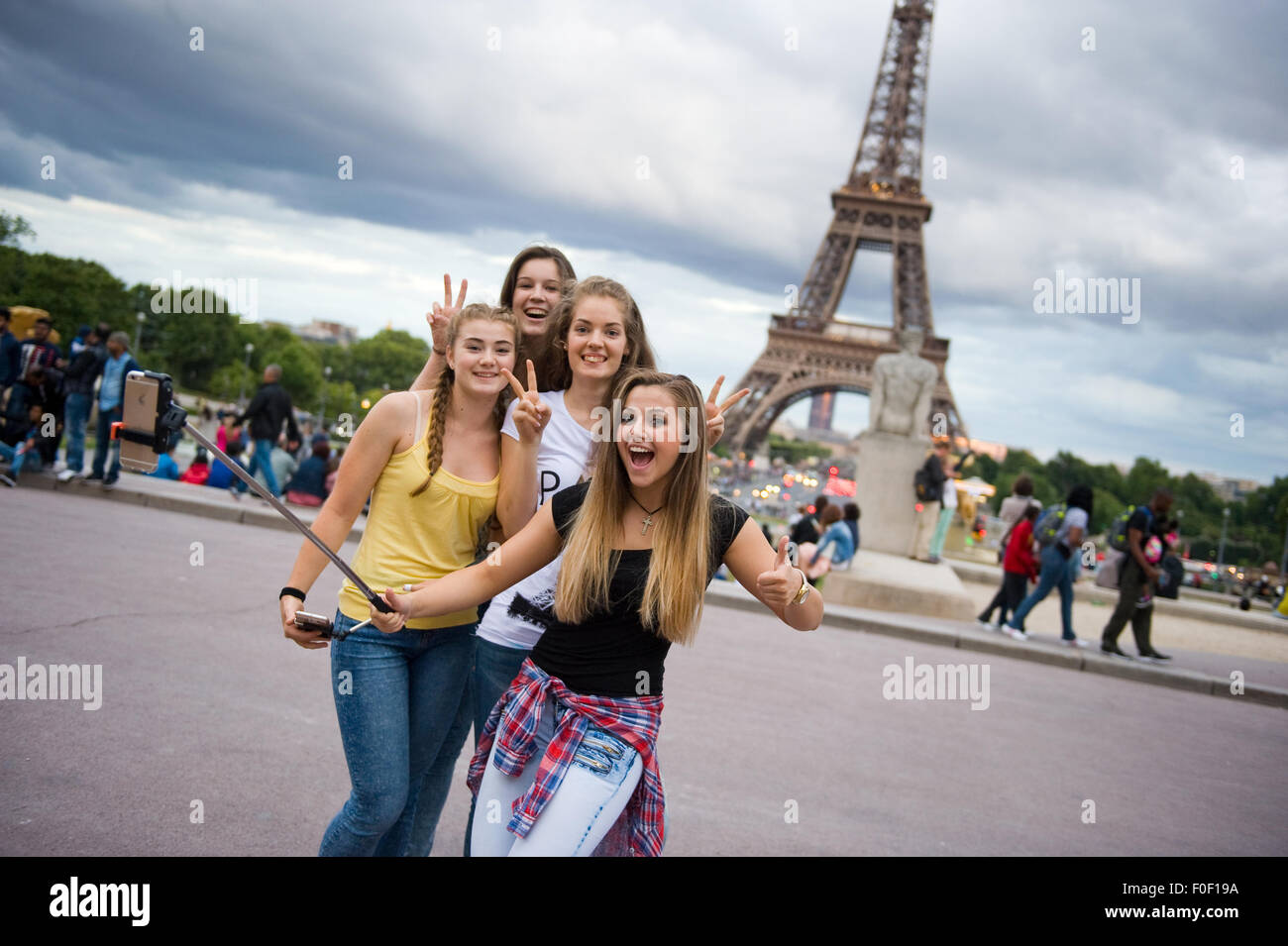 Selfies en la torre eiffel fotografías e imágenes de alta resolución - Alamy