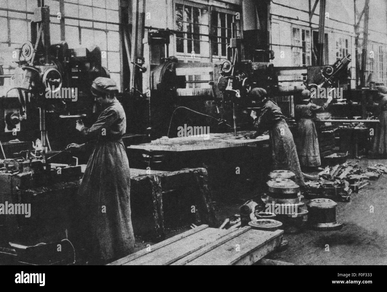 Primera Guerra Mundial / WWI, trabajadoras en una fábrica de municiones Krupp, 1917, Derechos adicionales-Clearences-no disponible Foto de stock