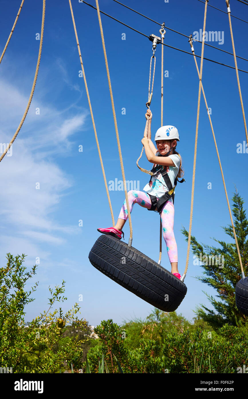Joven en una aventura aérea High Rope Course Algarve Portugal Foto de stock