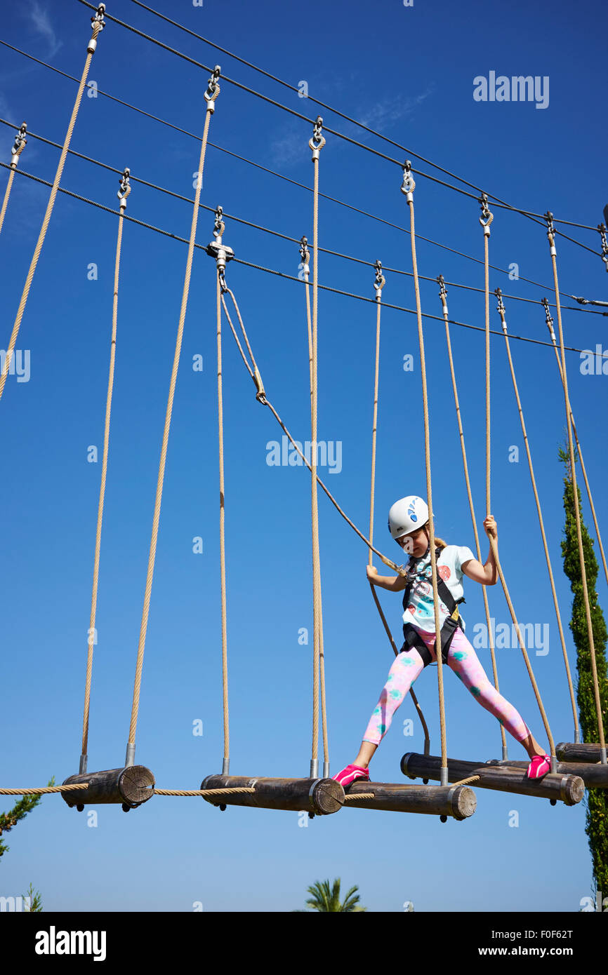 Joven en una aventura aérea High Rope Course Algarve Portugal Foto de stock
