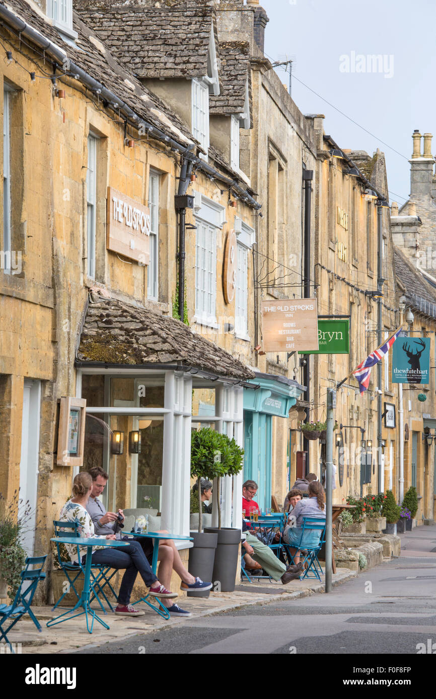 Relax en Stow en la Wold, Gloucestershire, Inglaterra, Reino Unido. Foto de stock