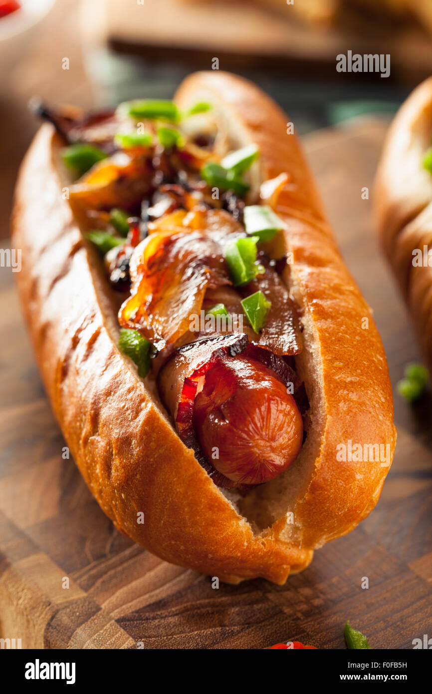 Envuelto en tocino casero Hot Dogs con cebollas y pimientos Fotografía