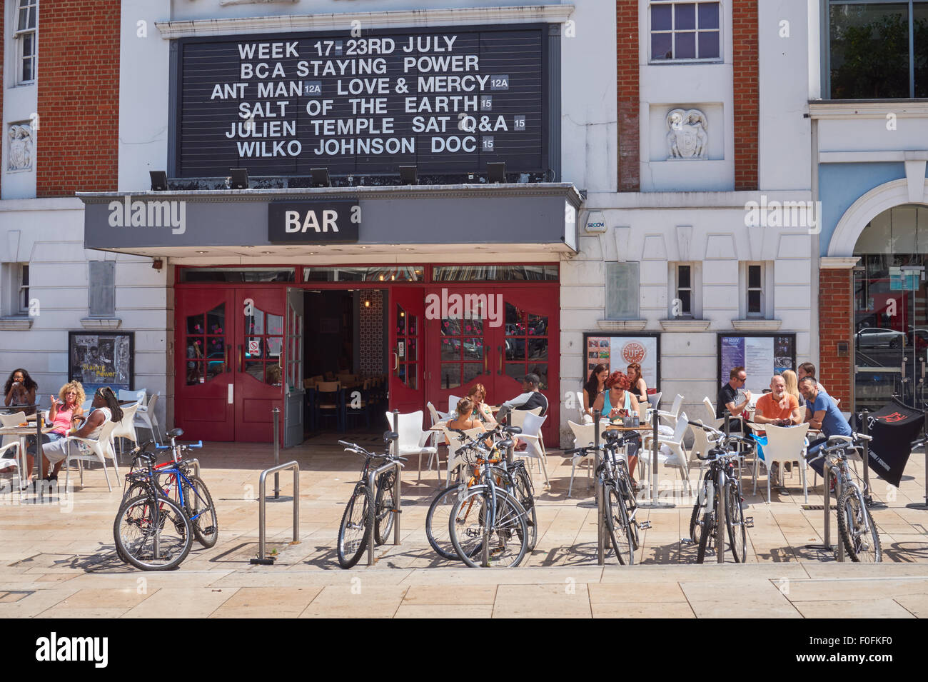 Gente sentada fuera del lujoso cine y bar en Brixton, Londres, Inglaterra, Reino Unido Foto de stock