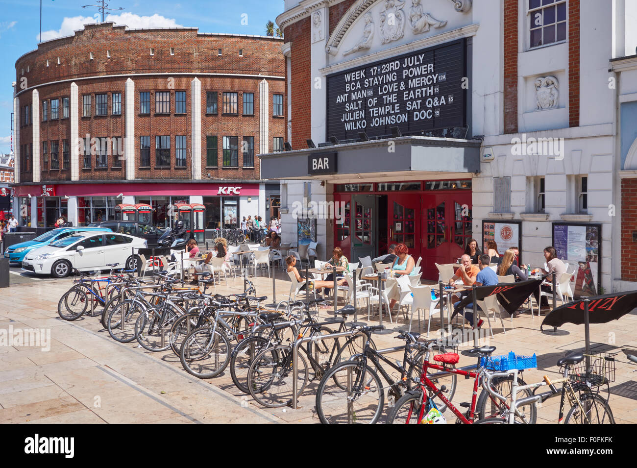 Gente sentada fuera del lujoso cine y bar en Brixton, Londres, Inglaterra, Reino Unido Foto de stock