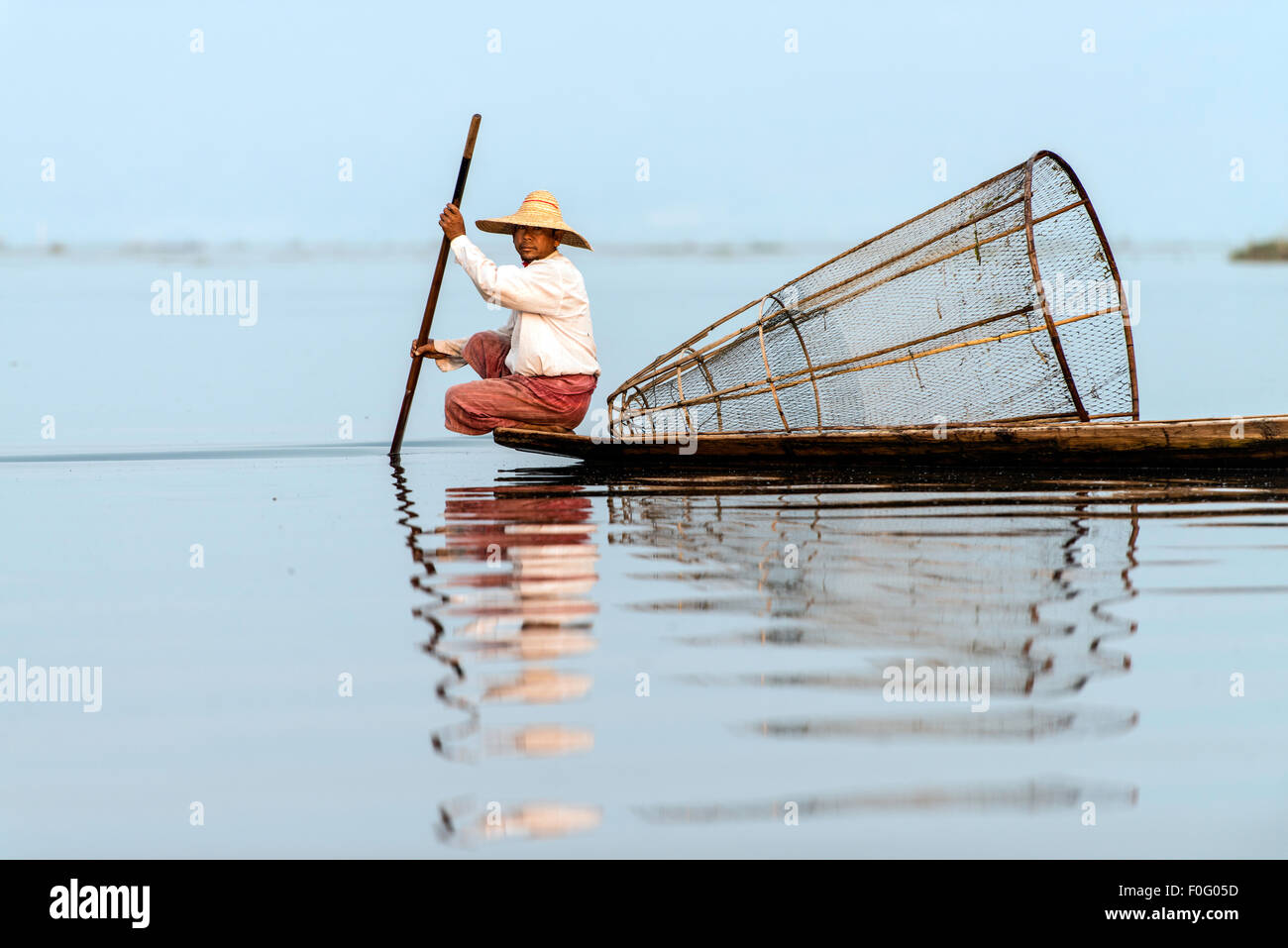 Pesca pescador birmano Lago Inle Nyaungshwe Birmania Myanmar Foto de stock