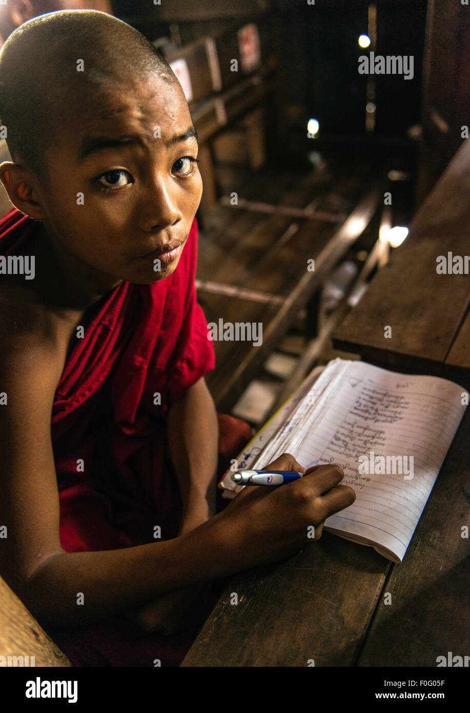 Joven monje estudiando monasterio cerca de Mandalay, Birmania Myanmar Foto de stock