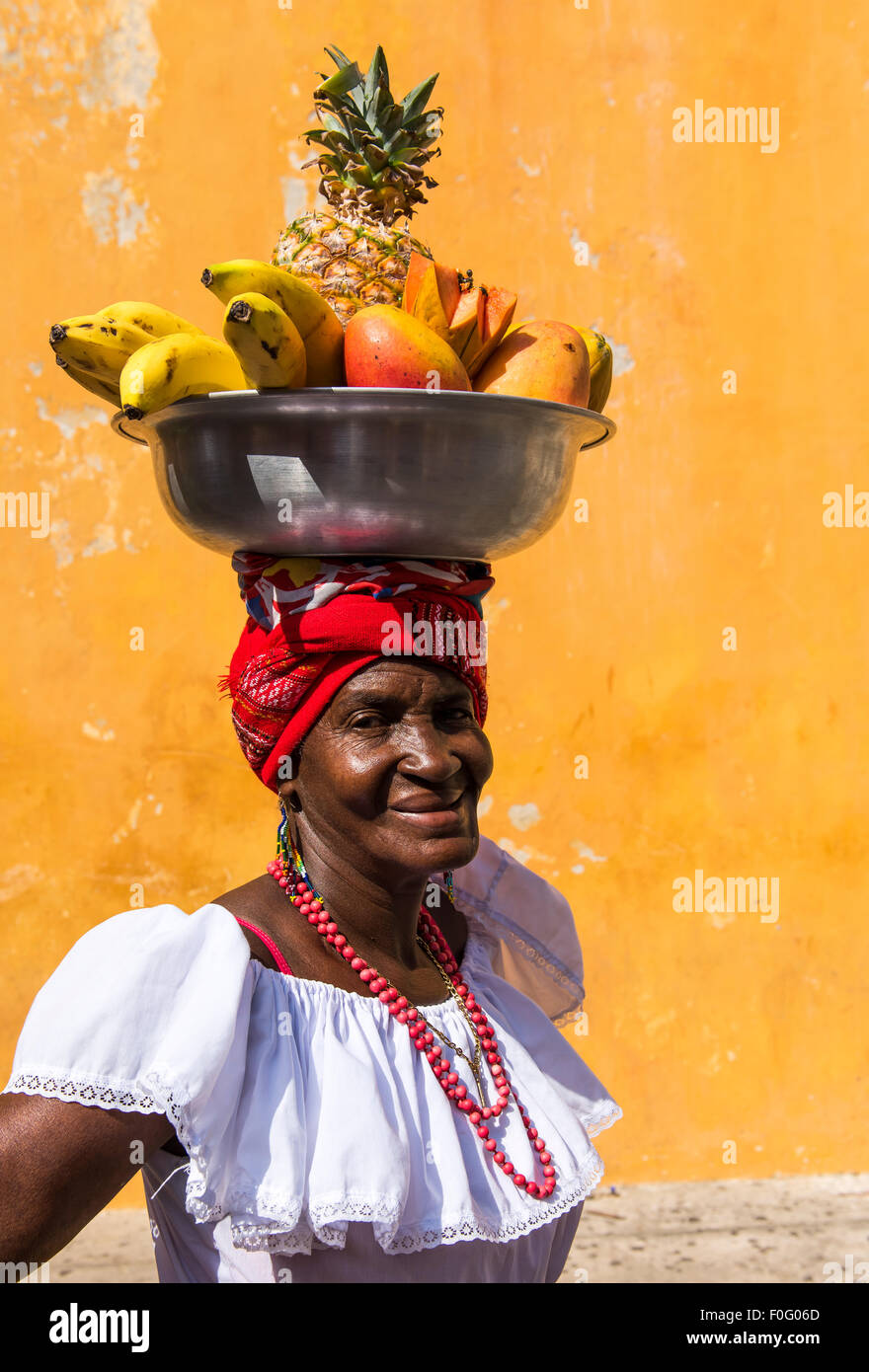 Fruta en la cabeza fotografías e imágenes de alta resolución - Alamy