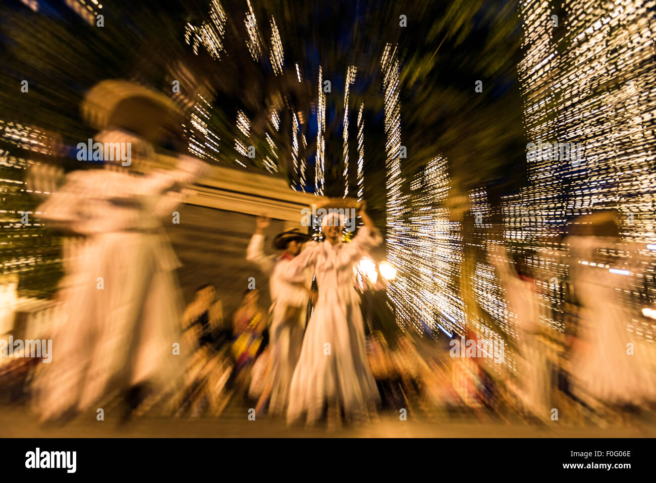 Calle bailarines vistiendo trajes tradicionales de Cartagena de Indias Colombia Sudamérica Foto de stock