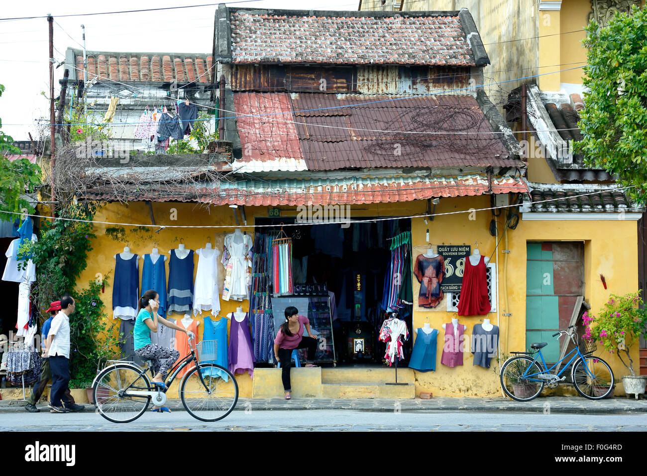 Tienda de ropa de mujer ciclismo pasado, Hoi An, Vietnam Foto de stock