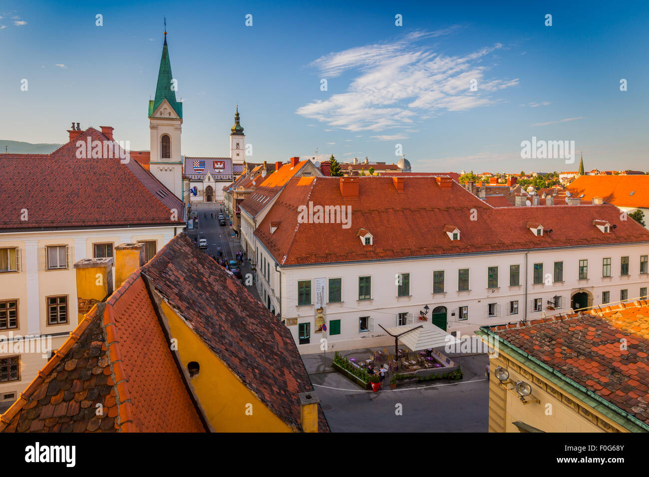 Zagreb es una ciudad vibrante, de alrededor de 800.000 personas, que posee un encanto medieval 'ciudad vieja'. Foto de stock