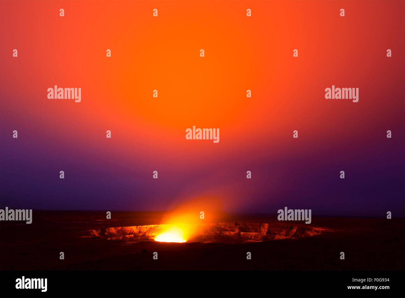 A 30 minutos de exposición a las 3am del lago de lava incandescente en la caldera del volcán Kilauea de Hawai rebota luz apagada de la neblina dr Foto de stock