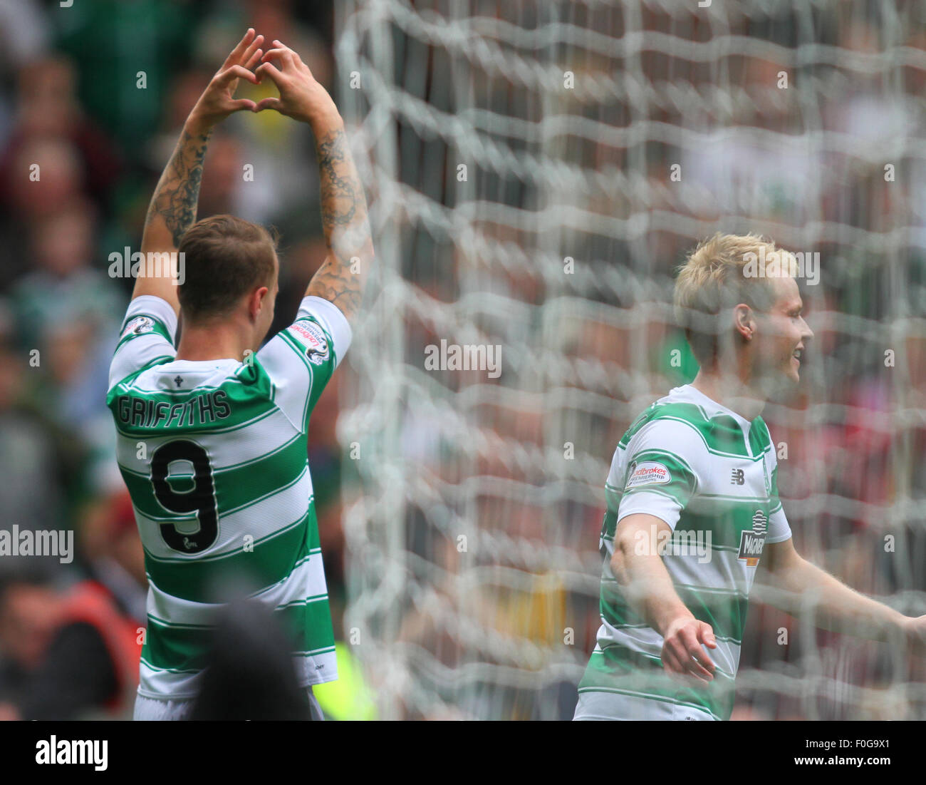 Glasgow, Escocia. 15 Aug, 2015. Scottish Premiership. Celtic versus Inverness CT. Leigh Griffiths celebra su gol con los fans de crédito: Además de los deportes de acción/Alamy Live News Foto de stock