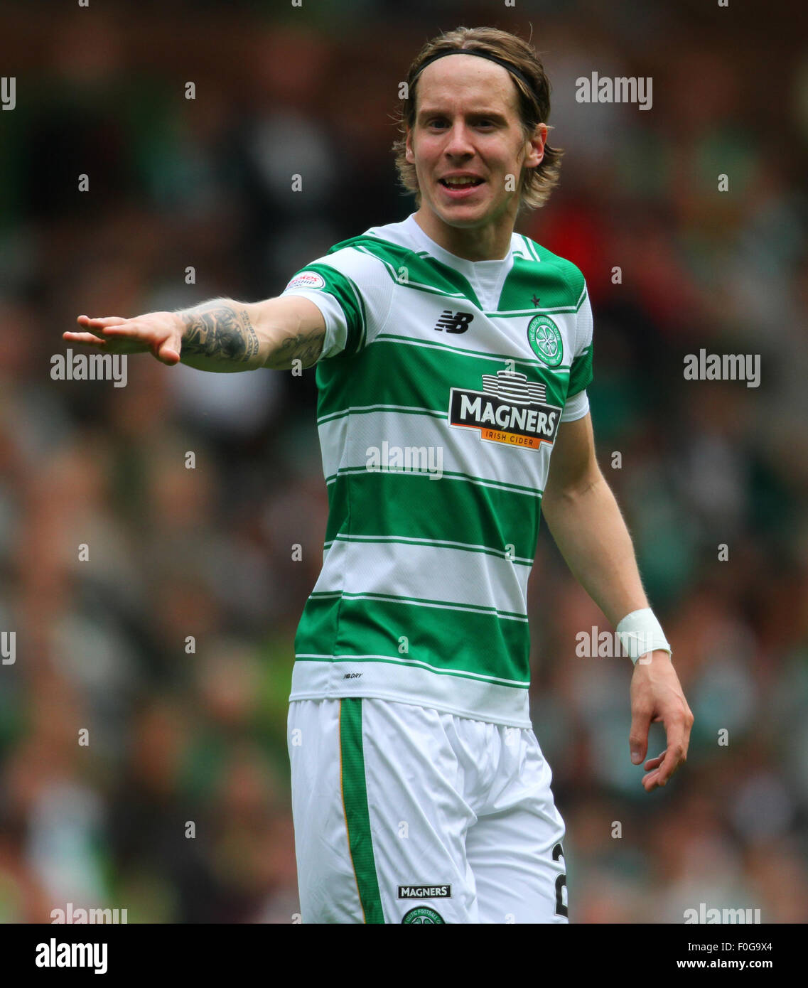 Glasgow, Escocia. 15 Aug, 2015. Scottish Premiership. Celtic versus Inverness CT. Stefan Johansen da instrucciones a la línea de crédito: Además de los deportes de acción/Alamy Live News Foto de stock