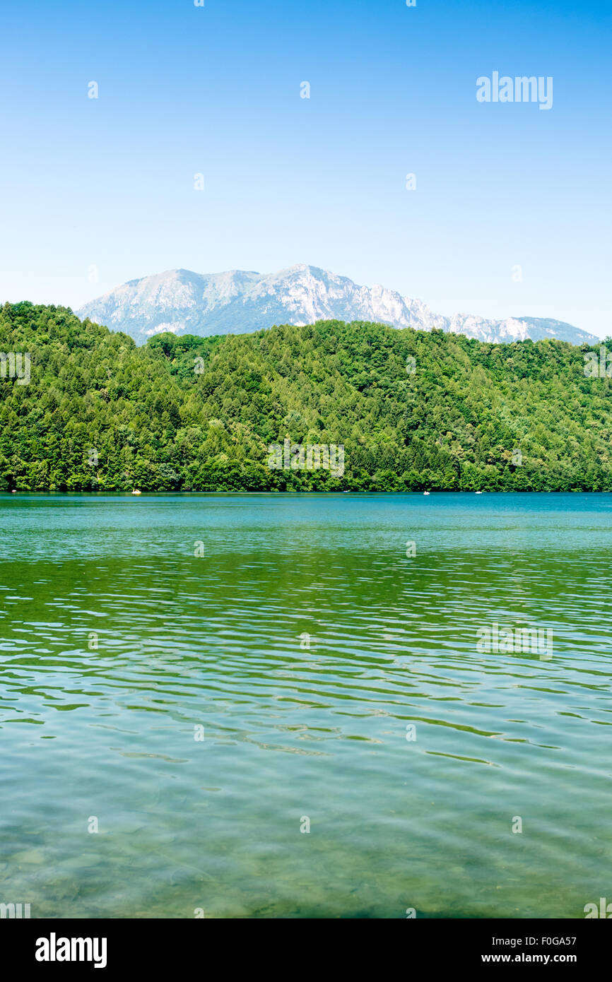 Levico lago, uno de los lagos más hermosos de Italia. Foto de stock