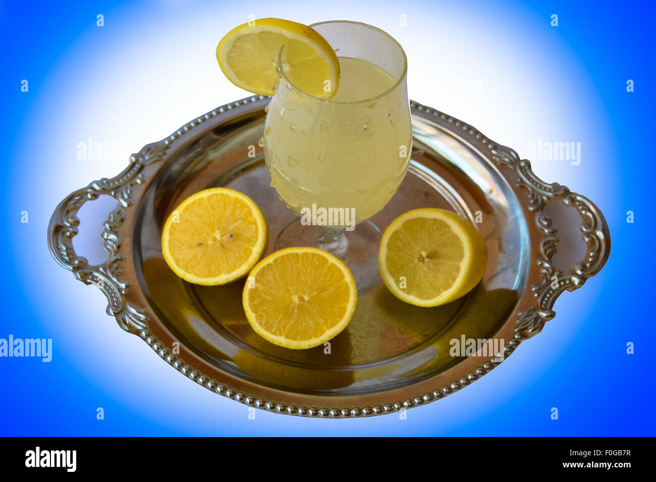 Cortar los limones y jugo de limón. Foto de stock
