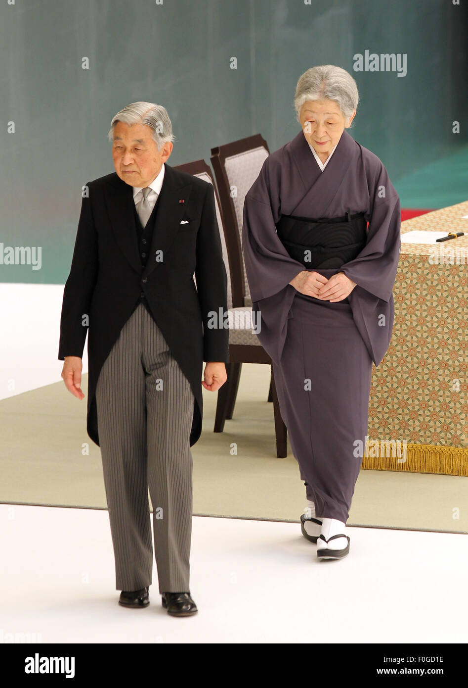 Tokio, Japón. 15 Aug, 2015. El emperador Akihito (L) y la Emperatriz  Michiko (R) del Japón asistir al funeral de los muertos en la guerra de la Segunda  Guerra Mundial en el