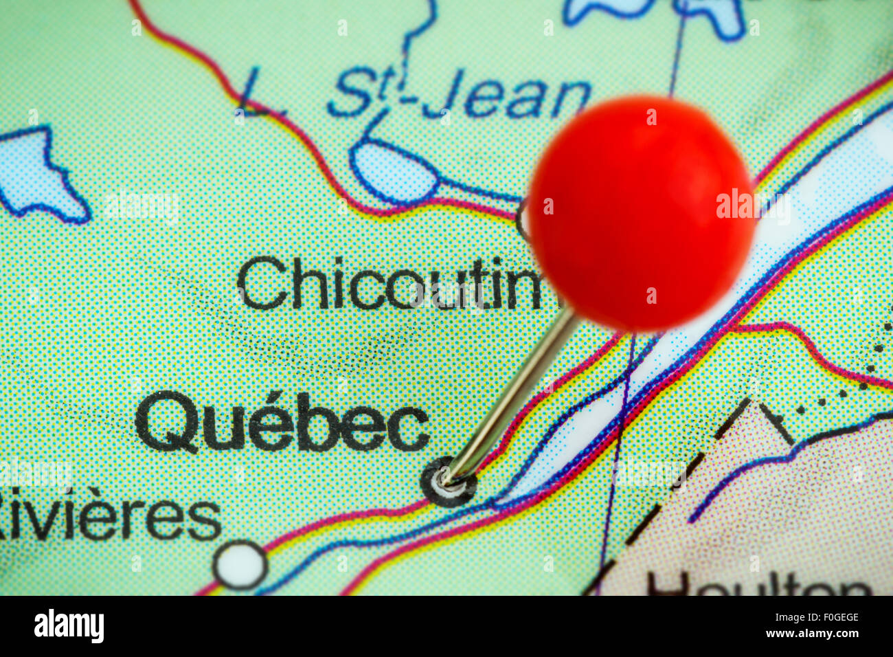 Close-up de una chincheta roja sobre un mapa de Vancouver, Canadá Foto de stock