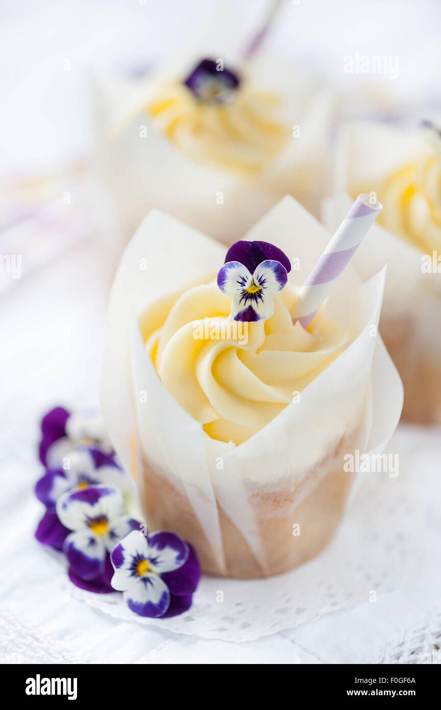 Trío de pastelitos con flores comestibles Foto de stock